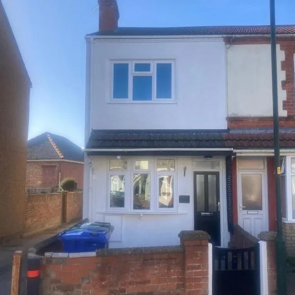 White Sands, NEWLY renovated central 2 bed house near Cleethorpes beach and all amenities，位于克利索普斯的酒店