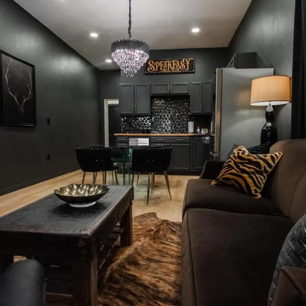 Speakeasy Suite at ArnoTriplex-Close to Downtown-Pet Friendly!，位于阿尔伯克基的酒店