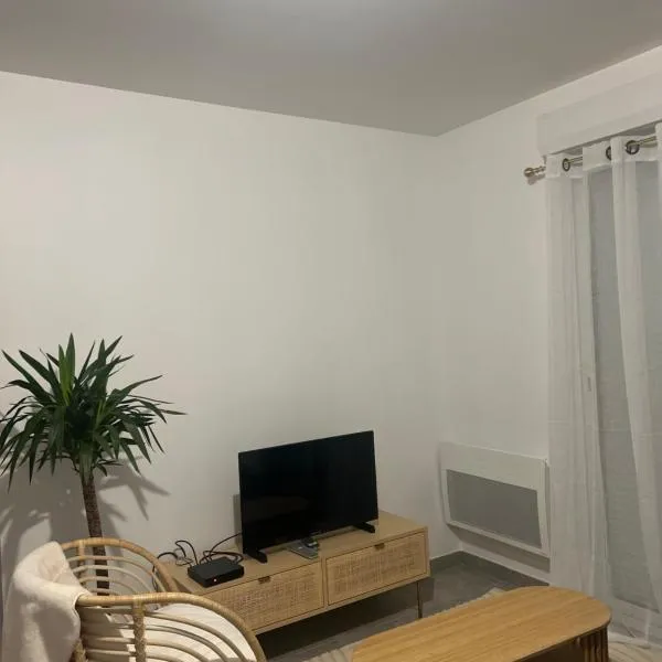 Appartement moderne et spacieux avec terrasse privée 1，位于卡尔邦布朗的酒店