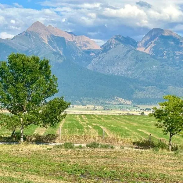 Private Home With Amazing Mountain Views-Two Bedroom and Two Bath，位于Saint Ignatius的酒店