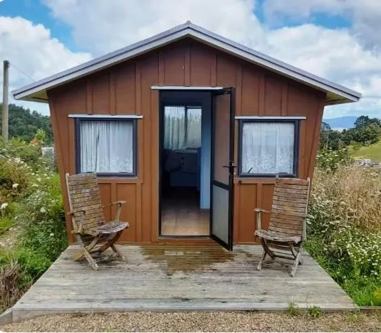 Miranda Cabin 1 Bedroom, Sleeps 4, No Wifi, Outside Bathroom, No running water in cabin，位于米兰达的酒店