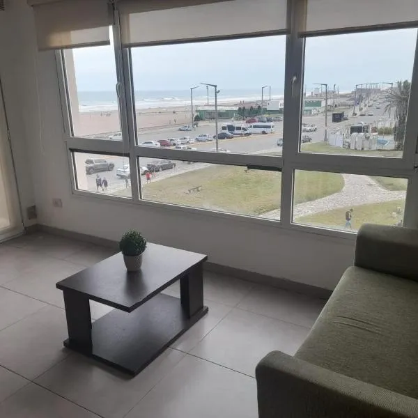 Departamento vista al mar, con cochera cubierta y pileta，位于内科切阿的酒店