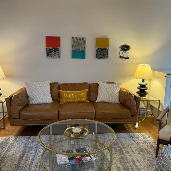 Newly Remodeled Mid-Century Modern Lake Condo，位于日内瓦湖的酒店