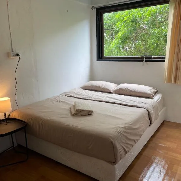 Budget Room Koh Phangan Pier with AC，位于Koh Phangan的酒店