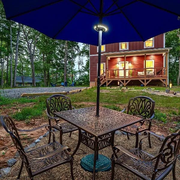 Serene retreat minutes from downtown Asheville，位于Fairview的酒店