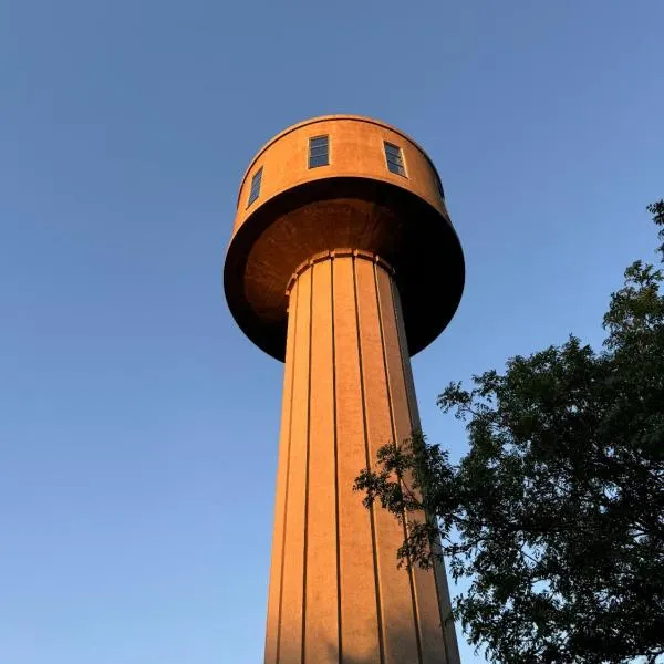 Watertorenhotel WADHOOG，位于Sint Jacobiparochie的酒店