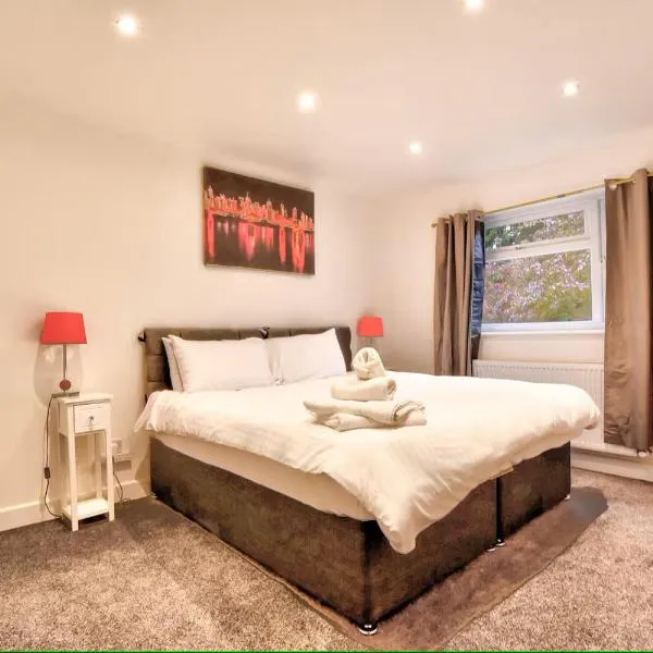 Amazing Beautiful King Size Bedroom 1 - Heybridge Maldon，位于Heybridge的酒店