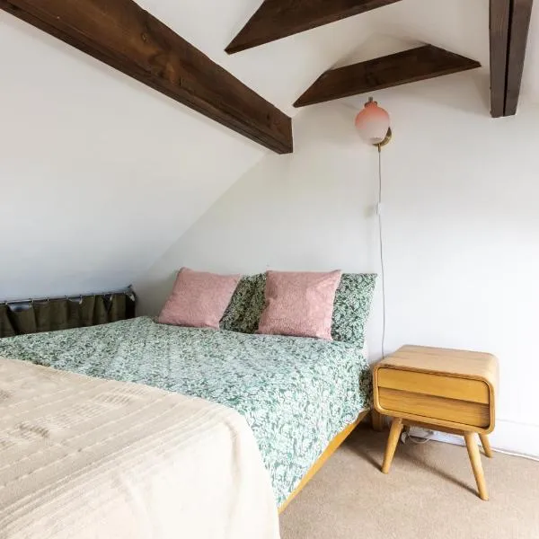 En-suite with double bed on mezzanine and desk in family home，位于赫特福德的酒店
