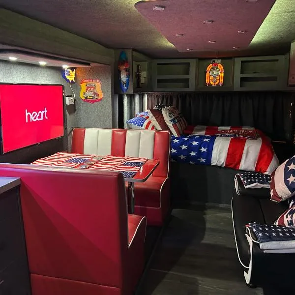 American rv glamping with hot tub，位于圣亚萨的酒店