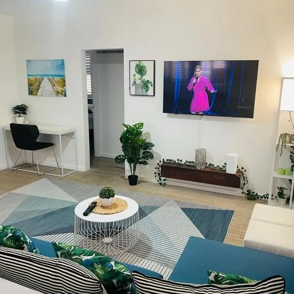 2 bedroom Beach cafes shops bus all a walk away，位于Deewhy的酒店