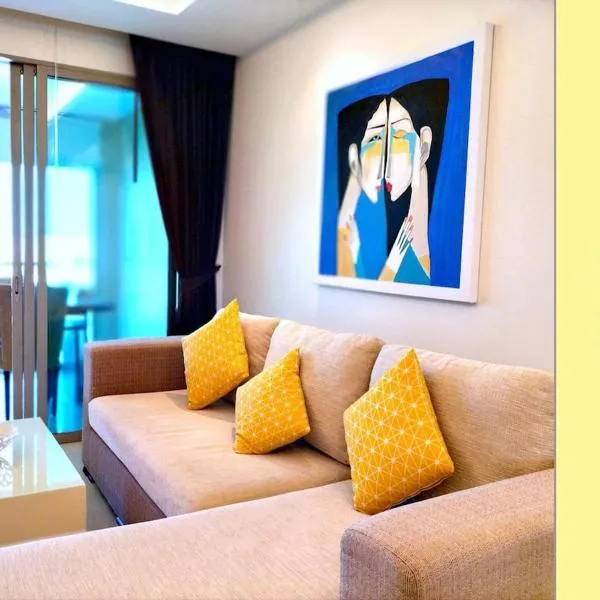 Modern 2-Bedroom Condo in Kamala Near the beach，位于卡马拉海滩的酒店