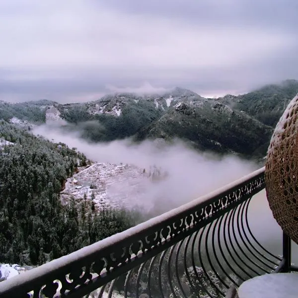 Stayenest Mashobra with balcony view，位于马舍布拉的酒店