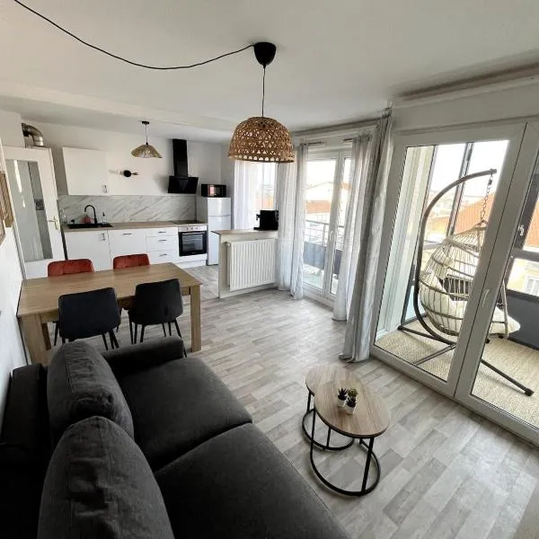 Charming T3 - Garage - Balcon，位于梅济约的酒店