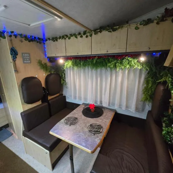 Autocaravan,camper,campervan,motorhome,not driveable,only habitable，位于洛斯克里斯蒂亚诺斯的酒店