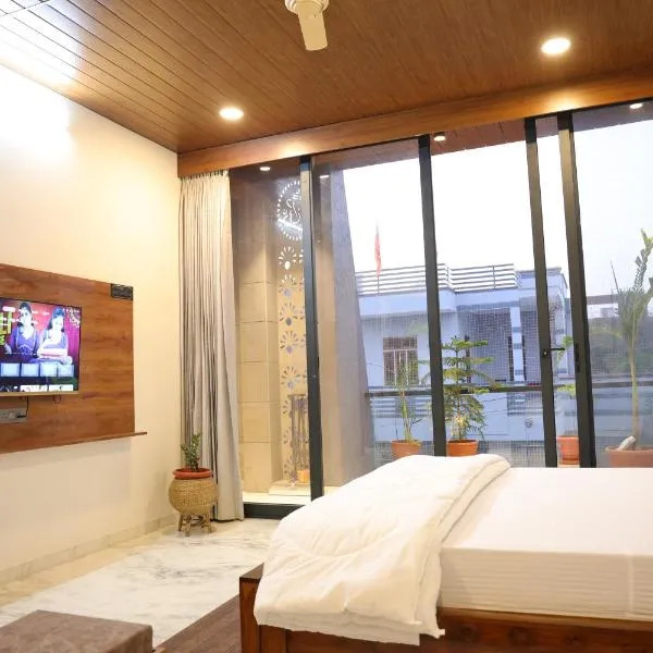 Amritam Palace A Luxury AC Home Stay，位于Rīngas的酒店