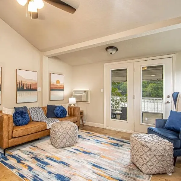 Cute and Cozy 2 Bedroom Condo Great for a couple or small family，位于温泉城的酒店
