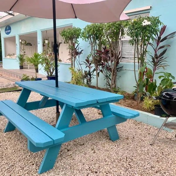 SUITE 1, BLUE PAVILION - Steps to BEACH - NEW AC，位于西湾的酒店