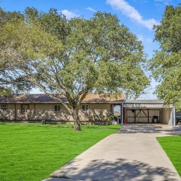 Schertz Country Farmhouse on 1 acre with Gameroom，位于舍尔茨的酒店