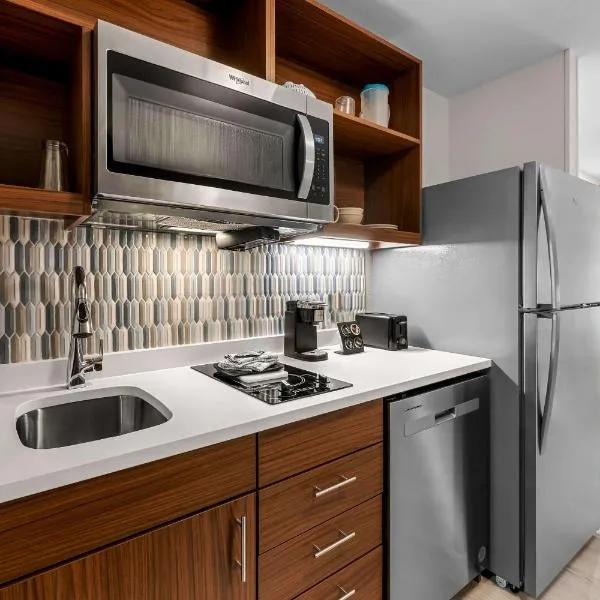 Everhome Suites Fayetteville near Fort Bragg，位于费耶特维尔的酒店