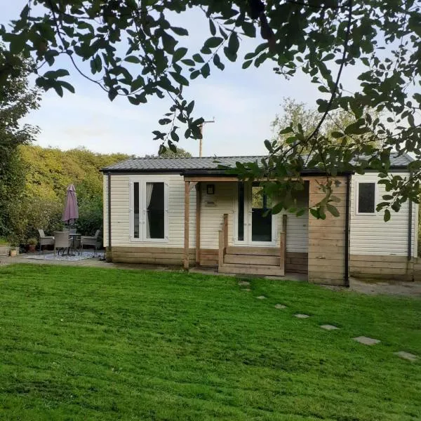 The Lodge, dog friendly rural retreat，位于兰代洛的酒店