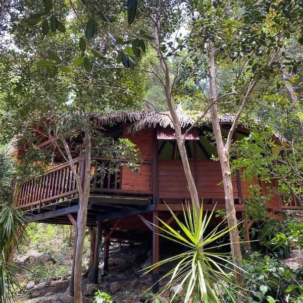 Hutte Karaib Reve de Robinson Une cabane perchee au cœur de la nature tropicale，位于下岛的酒店