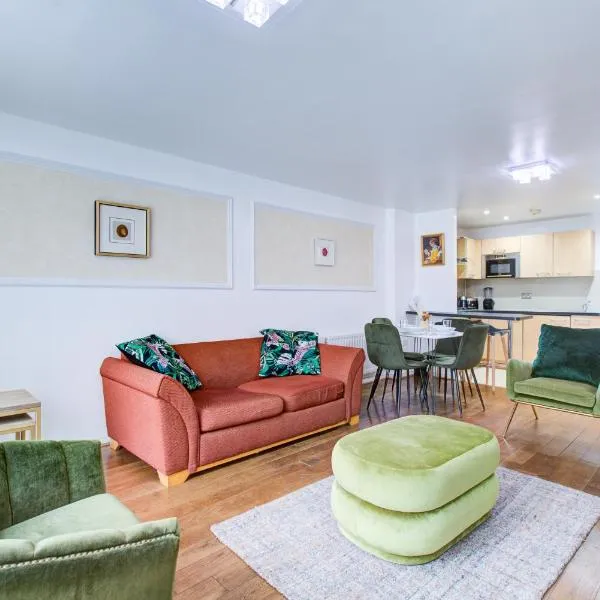 Newly furnished stunning 2 bedroom flat，位于Colindale的酒店