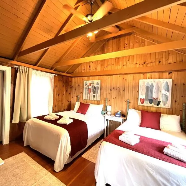 Cottage 11 - Double Queen Beds plus Child Loft w 2 Twins Private Bath & Kitchenette Pets Allowed Fee applies，位于沃尔夫伯勒的酒店