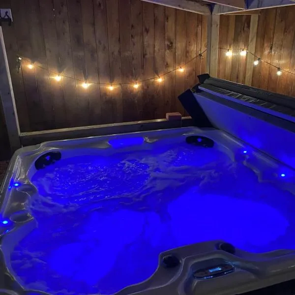 Jeans Place A Hot tub Oasis,位于Lewisporte的酒店