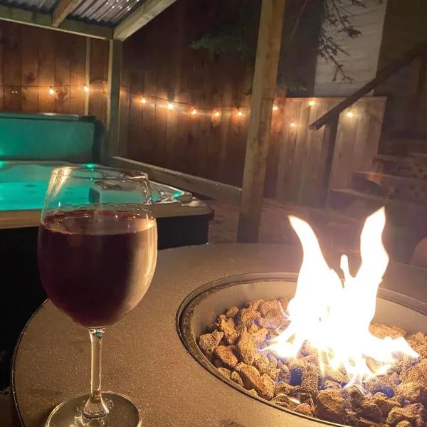 Jeans Place A Hot tub Oasis，位于Lewisporte的酒店