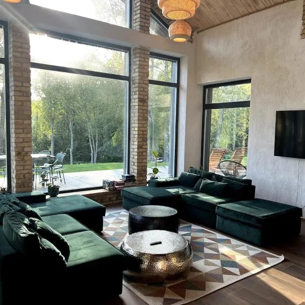 Kaimukas - lake house for 15 persons 5 bedrooms，位于Dvarčėnai的酒店