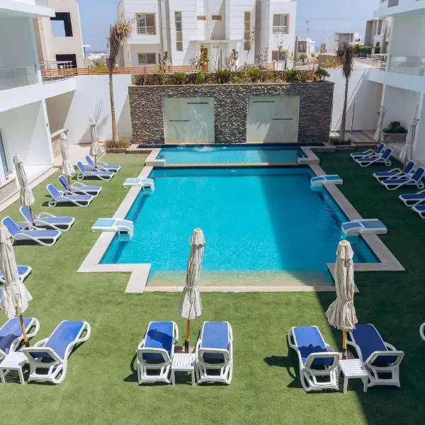 Sky Star Hotel free shuttle to Hurghada City center，位于赫尔格达的酒店