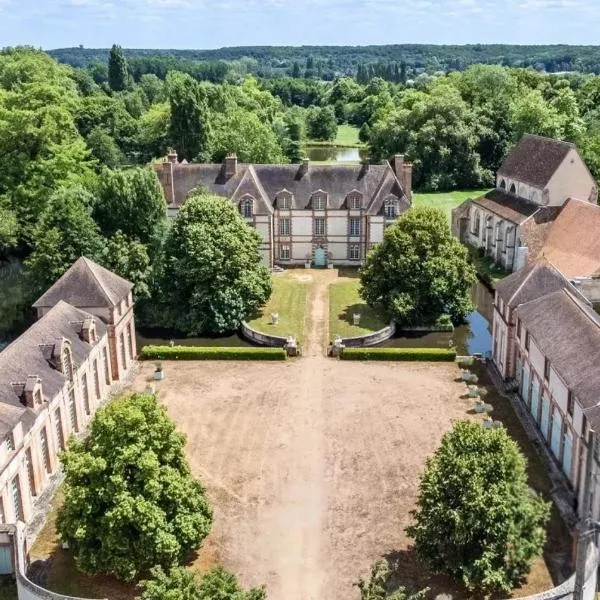 Château Studio With Water Views，位于Saint-Lubin-des-Joncherets的酒店