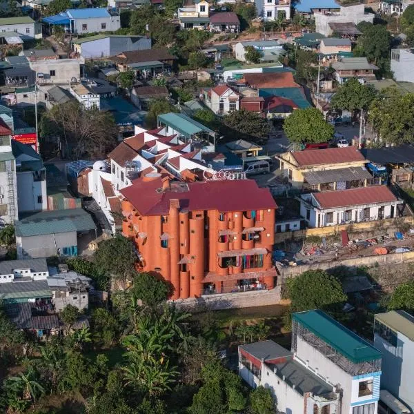 Nắng Hotels & Restaurants，位于Phiêm Ban的酒店