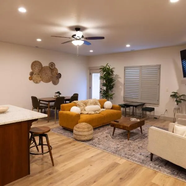 Two Pines Retreat - Brand New!，位于雪松城的酒店