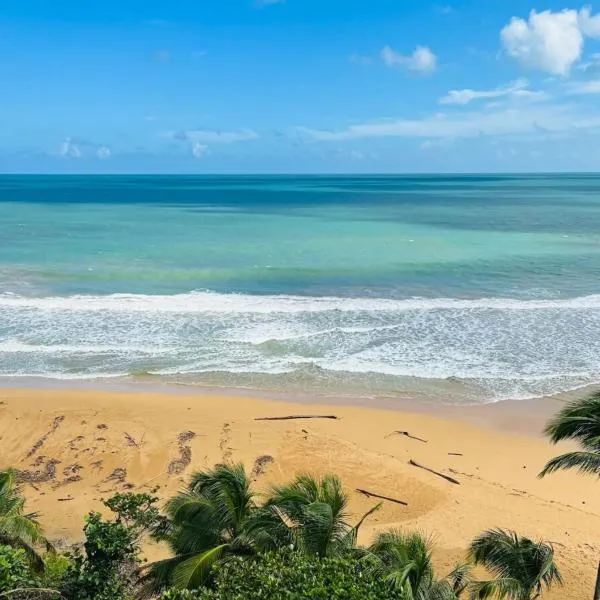 Beachfront Apartment in Luquillo at Sandy Hills，位于卢基约的酒店
