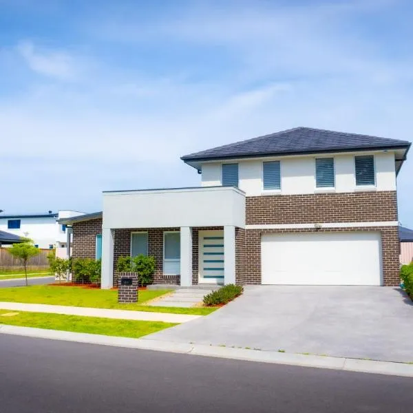 Luxury 7 Bedroom Home - Sleeps 16 Guests，位于Gledswood Hills的酒店