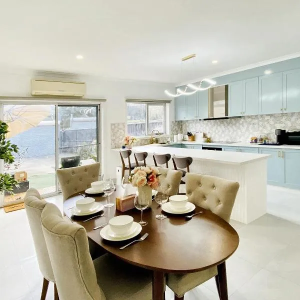 Bright 4BR Townhouse Near Coles, Parks, BBQ, Free Parking l Perfect for Families Groups，位于墨尔本的酒店
