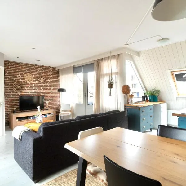 Strand appartement aan zee met 2 parkeerplekken!，位于海边的艾格蒙特的酒店