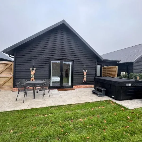 Rose - Luxury New Holiday Hot tub lodge，位于Ospringe的酒店
