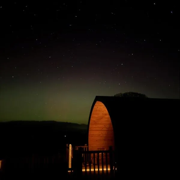 Secluded Luxury Cabins with stream, stargazing, walks and nature - Fell Farm Hideaway，位于Colwell的酒店