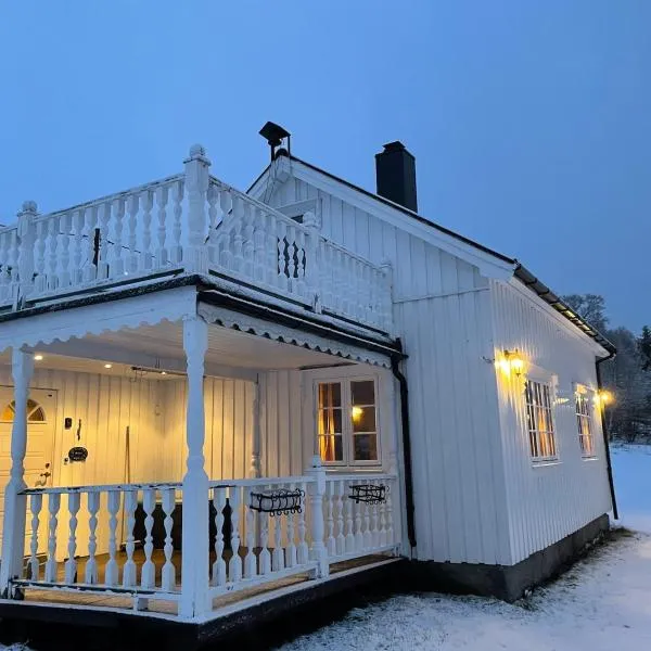 Marvelous farmhouse with amazing fjord and mountain view in Northern Norway，位于Nordøya的酒店