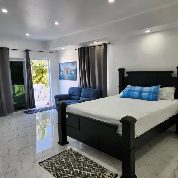 Ideal getaway within Oceanpointe gated community, never shared accommodation，位于卢西的酒店