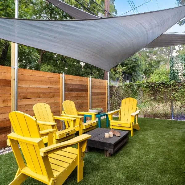 East Austin Bungalow w BBQ Firepit Fun Yard，位于奥斯汀的酒店
