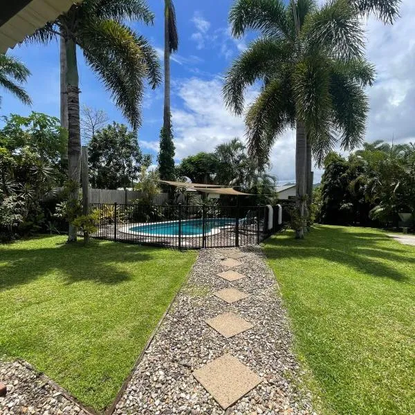 Tropical family beach house，位于Holloways Beach的酒店