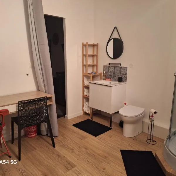 Studio neuf avec espace de travail séparé，位于Guécélard的酒店