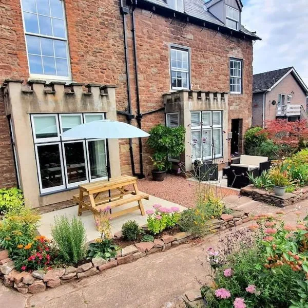 Clairville Apartment - Garden Terrace, Central Ross-on-Wye，位于瓦伊河畔罗斯的酒店
