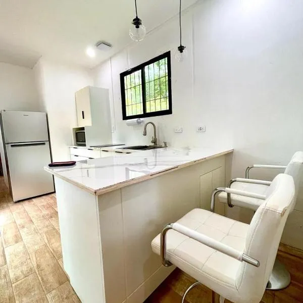 Casa Mono - Beach Walk Bungalows，位于Río Sequito的酒店