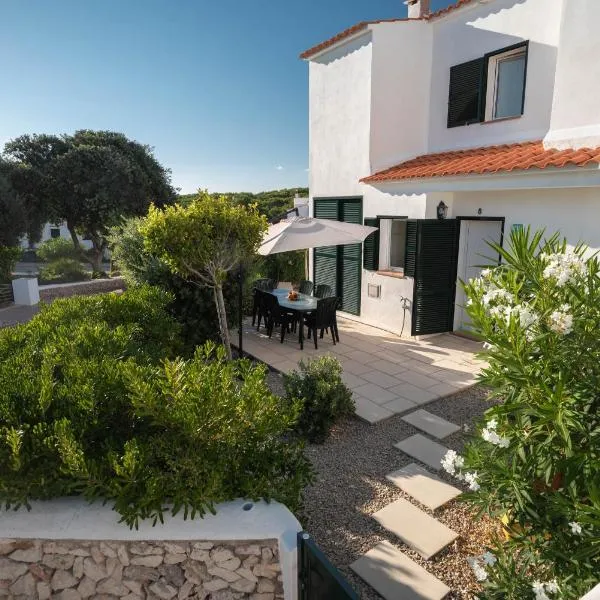 Villa 8, chalet pareado con jardín y piscina，位于埃斯·梅卡达尔的酒店