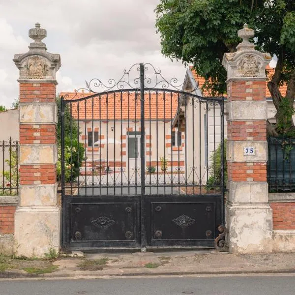 Chambres d'hôtes de charme LE LOGIS ROUGE la Rochelle, Vendée, Ile de Ré, Marais Poitevin, calme mer campagne piscine，位于Charron的酒店