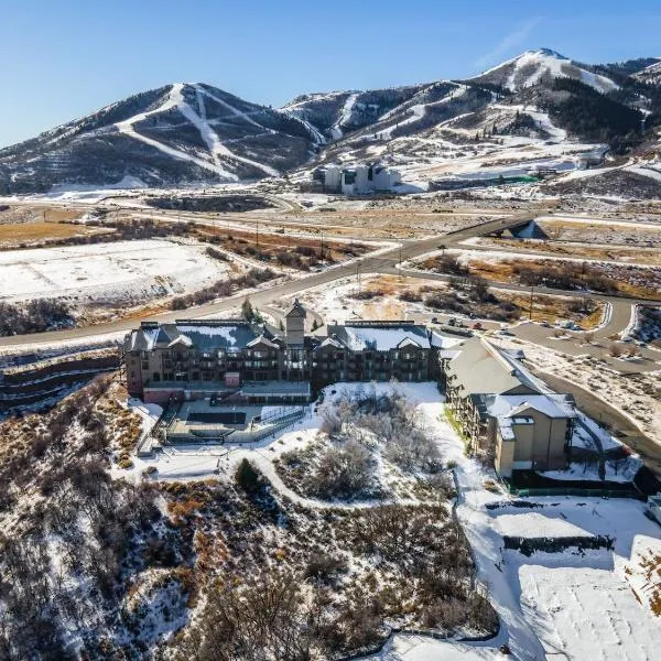 Top Floor Deer Valley Gondola Lakefront Condo- Great views，位于希伯城的酒店